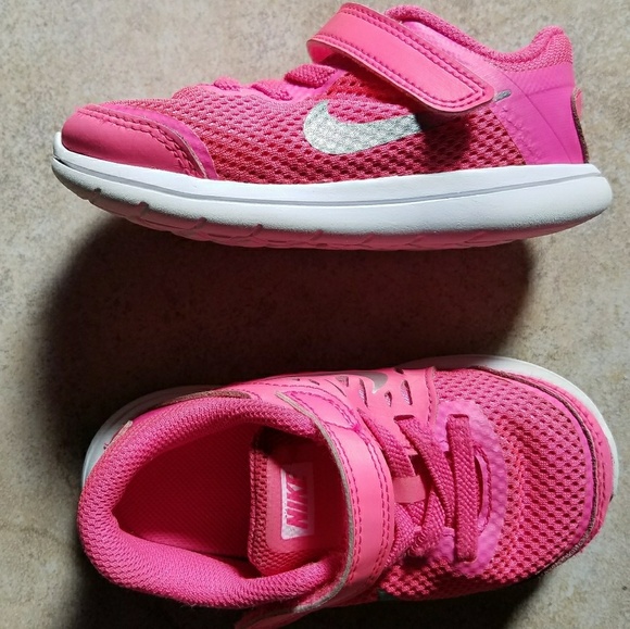 hot pink nike girl shoes